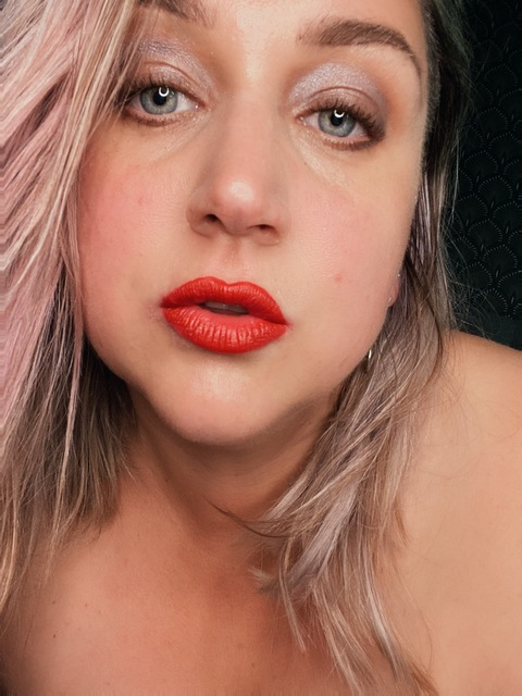 Header of curvywifeyx