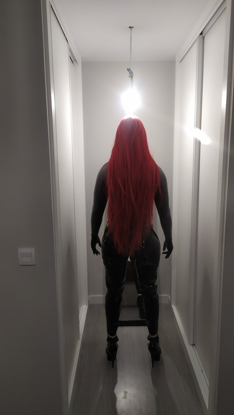 Header of dominatrix_tania