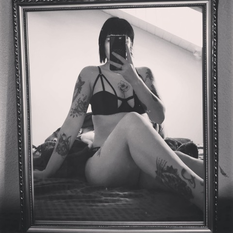 Header of ezoldarkdoll