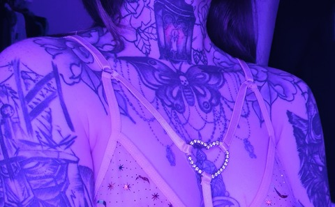 Header of neonboudoir