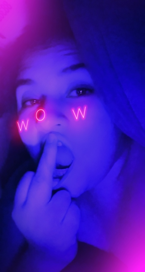 Header of saxeylipz